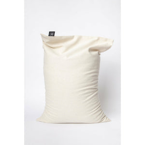La almohada de trigo sarraceno, en japonés Soba Gara Makura, es la almohada tradicional japonesa por excelencia. Rellena con miles de cascarillas de trigo sarraceno, brinda un soporte firme y de contorno, respaldando el reposo adecuado de la posición de la cabeza y el cuello al dormir.