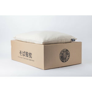La almohada de trigo sarraceno, en japonés Soba Gara Makura, es la almohada tradicional japonesa por excelencia. Rellena con miles de cascarillas de trigo sarraceno, brinda un soporte firme y de contorno, respaldando el reposo adecuado de la posición de la cabeza y el cuello al dormir.